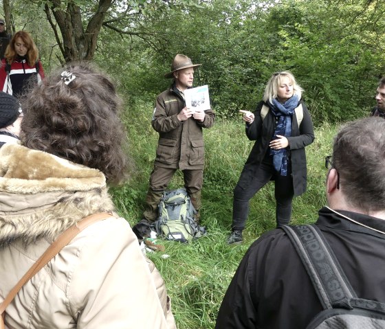 Gebärdensprachlich begleitete Rangertour, © Nationalpark Eifel / Menninghaus Gebärdensprachlich begleitete Rangertour, © Nationalpark Eifel / Menninghaus