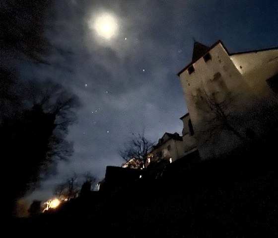 Nacht, © Nordeifel Tourismus GmbH & Burghaus und Villa Kronenburg Nacht, © Nordeifel Tourismus GmbH & Burghaus und Villa Kronenburg