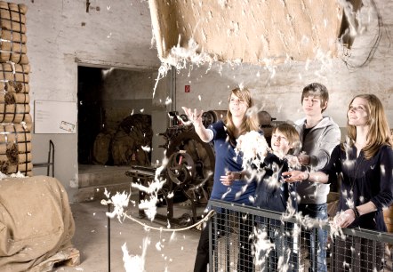 Familienführung durch die Tuchfabrik Müller, © LVR-Industriemuseum, Foto: Stefan Arendt Familienführung durch die Tuchfabrik Müller, © LVR-Industriemuseum, Foto: Stefan Arendt