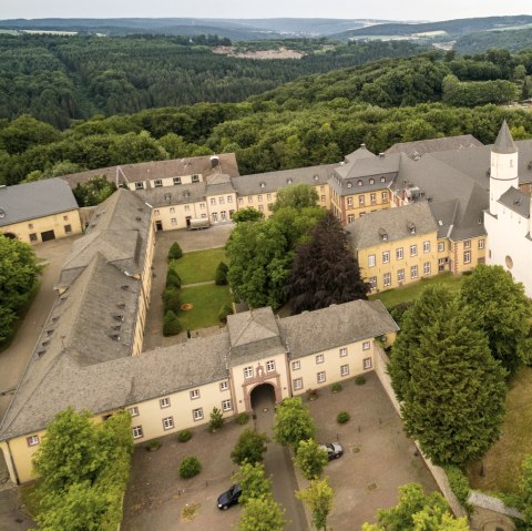 Aerial view of Steinfeld Monastery on the Eifelsteig trail, © Eifel Tourismus/D. Ketz Aerial view of Steinfeld Monastery on the Eifelsteig trail, © Eifel Tourismus/D. Ketz