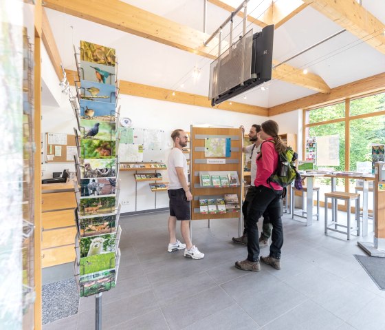 Advice at the Zerkall Information Center, © Eifel Tourismus GmbH, AR-shapefruitAG Advice at the Zerkall Information Center, © Eifel Tourismus GmbH, AR-shapefruitAG