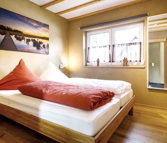Schlafzimmer Erdgeschoss RotesHaus, © Ferienhäuser Gehlen Schlafzimmer Erdgeschoss RotesHaus, © Ferienhäuser Gehlen