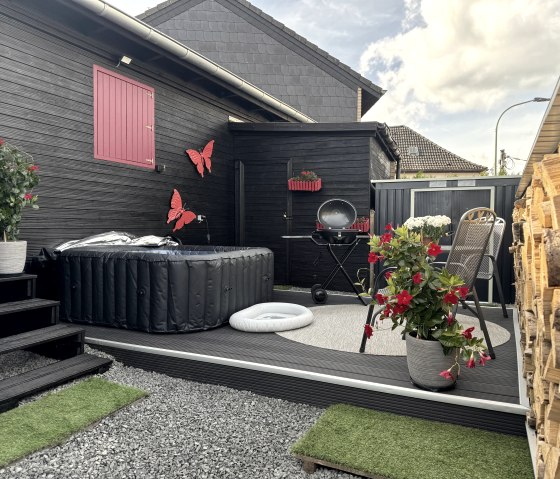 Outdoor terrace with whirlpool, © Dennis Winands Outdoor terrace with whirlpool, © Dennis Winands