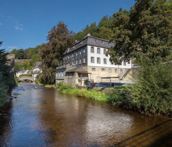 Außenansicht mit Rur, © Monschauer Apartments - Elbershof Außenansicht mit Rur, © Monschauer Apartments - Elbershof