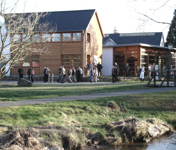HolzkompetenzzentrumAnsichtmitPersonen, © Nordeifel Tourismus GmbH & Jugendgästehaus Nettersheim HolzkompetenzzentrumAnsichtmitPersonen, © Nordeifel Tourismus GmbH & Jugendgästehaus Nettersheim