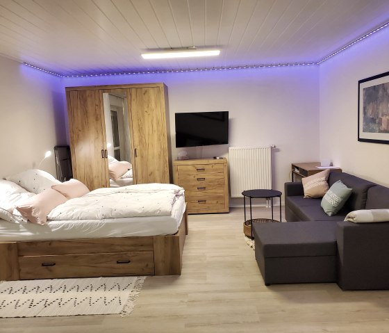 Schlafbereich Bett und Schlafcouch, © Nordeifel Tourismus GmbH & Ferienwohnung Kleien Auszeit Schlafbereich Bett und Schlafcouch, © Nordeifel Tourismus GmbH & Ferienwohnung Kleien Auszeit
