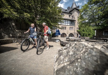 Per Rad zur Burg Blankenheim, © Eifel Tourismus GmbH, Dennis Stratmann - finanziert durch REACT-EU Per Rad zur Burg Blankenheim, © Eifel Tourismus GmbH, Dennis Stratmann - finanziert durch REACT-EU