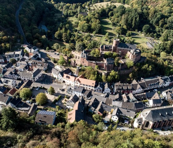 Blick auf Heimbach mit Burg Hengebach, © Tourismus NRW e.V. Blick auf Heimbach mit Burg Hengebach, © Tourismus NRW e.V.