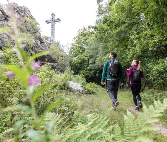 Kalterherberg: Wanderer am Kreuz im Venn, © Eifel Tourismus GmbH, AR-shapefruit AG Kalterherberg: Wanderer am Kreuz im Venn, © Eifel Tourismus GmbH, AR-shapefruit AG