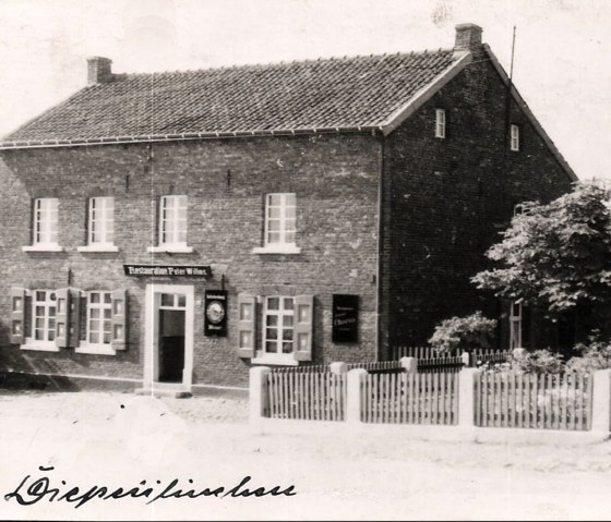 Willms, © "Postkarte, Lichtdruck v.P.L. Bachem, Köln
Sammlung Hans Kreitz" Willms, © "Postkarte, Lichtdruck v.P.L. Bachem, Köln
Sammlung Hans Kreitz"