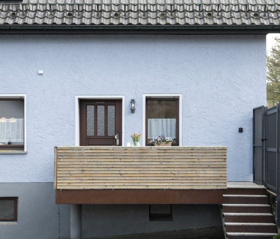 House entrance with a balcony in front of it, © LAVILLE - FOTOGRAFIE House entrance with a balcony in front of it, © LAVILLE - FOTOGRAFIE