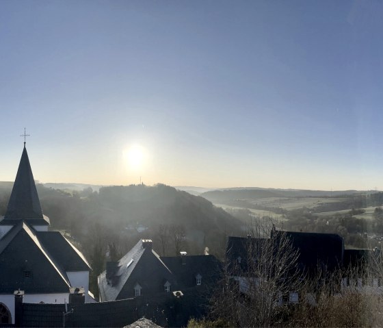 Blick über Kronenburg, © Nordeifel Tourismus GmbH & Burghaus und Villa Kronenburg Blick über Kronenburg, © Nordeifel Tourismus GmbH & Burghaus und Villa Kronenburg