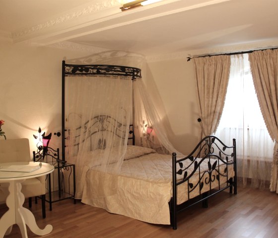 Romantik-Doppelzimmer Superior, © Nordeifel Tourismus GmbH & Burghaus und Villa Kronenburg Romantik-Doppelzimmer Superior, © Nordeifel Tourismus GmbH & Burghaus und Villa Kronenburg