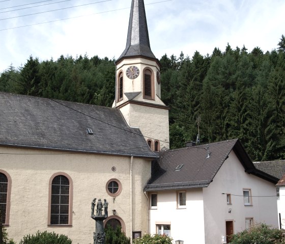 Kirche in Eisenschmitt mit Brunnen, © GesundLand Vulkaneifel GmbH Kirche in Eisenschmitt mit Brunnen, © GesundLand Vulkaneifel GmbH