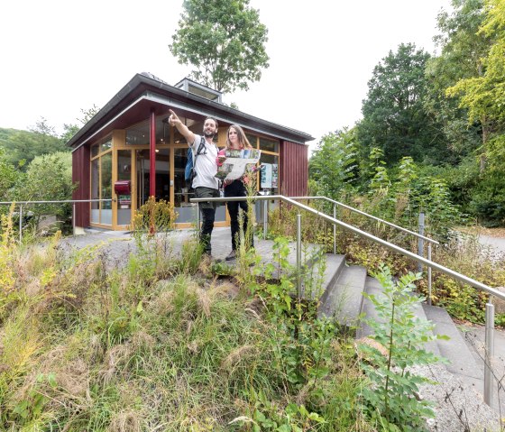 Aufbruch nach der Beratung im Infopunkt, © Eifel Tourismus GmbH, AR-shapefruitAG Aufbruch nach der Beratung im Infopunkt, © Eifel Tourismus GmbH, AR-shapefruitAG