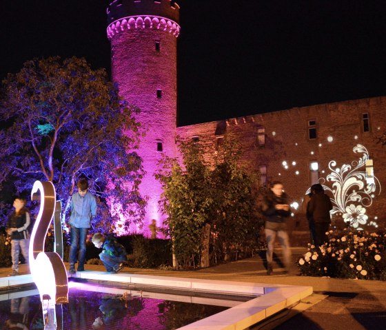 Leuchtende Inszenierung an der Landesburg, © Seepark Zülpich Leuchtende Inszenierung an der Landesburg, © Seepark Zülpich