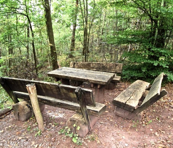 Sitzgruppe lädt zur Pause ein, © Eifel-Yeti Sitzgruppe lädt zur Pause ein, © Eifel-Yeti
