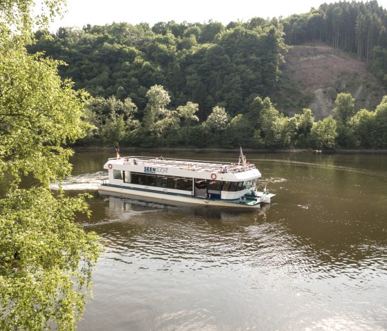 The Rursee boat trip takes you back to Einruhr in a relaxed manner, © Eifel Tourismus GmbH, Dominik Ketz The Rursee boat trip takes you back to Einruhr in a relaxed manner, © Eifel Tourismus GmbH, Dominik Ketz