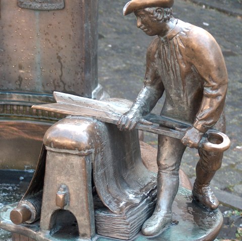 Tuchmacherbrunnen auf dem Monschauer Maktplatz, © Monschau-Touristik Tuchmacherbrunnen auf dem Monschauer Maktplatz, © Monschau-Touristik