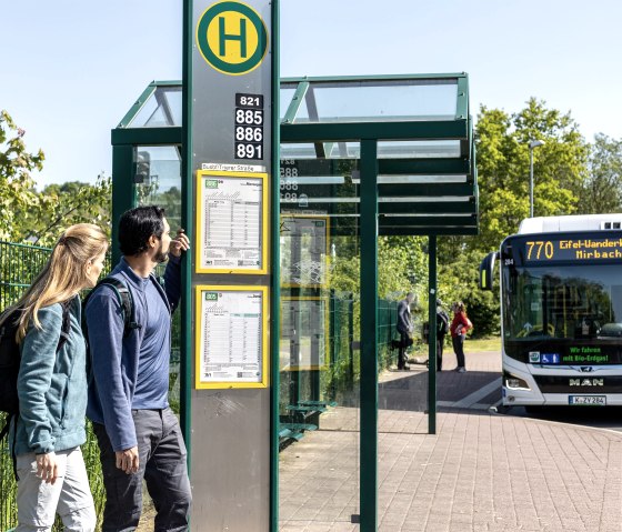 Eifelsteig-Wanderbus fährt ab Bahnhof Kall, © Eifel Tourismus GmbH, Dominik Ketz Eifelsteig-Wanderbus fährt ab Bahnhof Kall, © Eifel Tourismus GmbH, Dominik Ketz