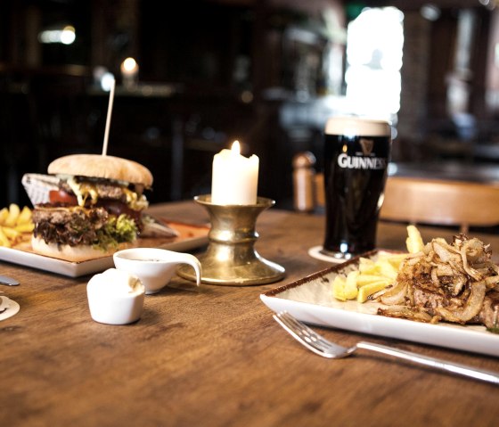 Lecker essen im Irish Pub, © Andi Goltz/ Phormat.de Lecker essen im Irish Pub, © Andi Goltz/ Phormat.de