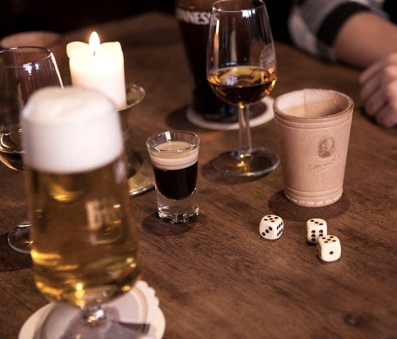 Bier & Wein im Irish Pub, © Andi Goltz/ Phormat.de Bier & Wein im Irish Pub, © Andi Goltz/ Phormat.de