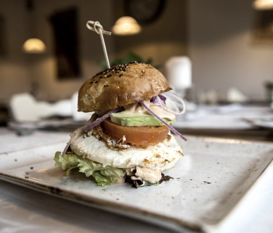 Landgasthaus "Zum Kreuzberg" Burger, © CC BY-SA Andreas Goltz Landgasthaus "Zum Kreuzberg" Burger, © CC BY-SA Andreas Goltz