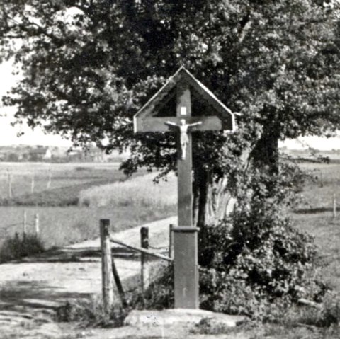 Franzosenkreuz vor Weissdorn, © Leo Esser Franzosenkreuz vor Weissdorn, © Leo Esser