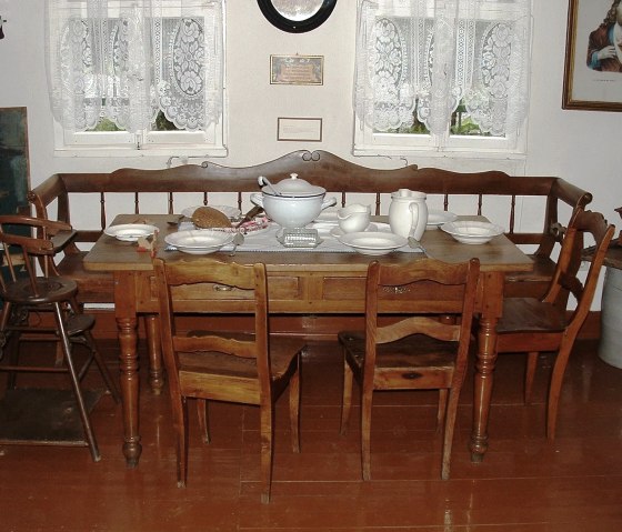 Ausstellung Esszimmer, © Verein für Heimatgeschichte und Dorfkultur e.V. Ausstellung Esszimmer, © Verein für Heimatgeschichte und Dorfkultur e.V.