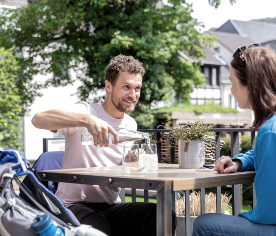 Break on the terrace at Café and Bar Marielle, © Eifel Tourismus GmbH, AR - shapefruit AG Break on the terrace at Café and Bar Marielle, © Eifel Tourismus GmbH, AR - shapefruit AG