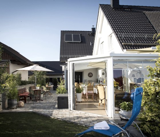 Terrasse und Wintergarten vom Garten gesehen, © Nordeifel Tourismus GmbH & Haus am Hahnenberg Terrasse und Wintergarten vom Garten gesehen, © Nordeifel Tourismus GmbH & Haus am Hahnenberg
