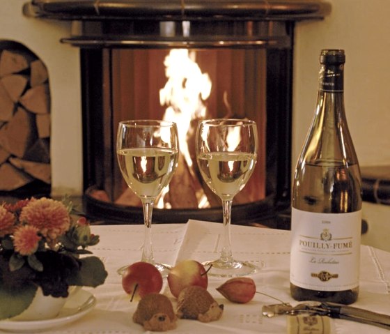 Ein Wein am Kamin, © seeblick-eifel.de Ein Wein am Kamin, © seeblick-eifel.de