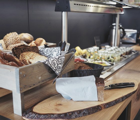 At the breakfast buffet, © Boutique Hotel LANDHAUSZEIT & Nordeifel Tourismus GmbH At the breakfast buffet, © Boutique Hotel LANDHAUSZEIT & Nordeifel Tourismus GmbH