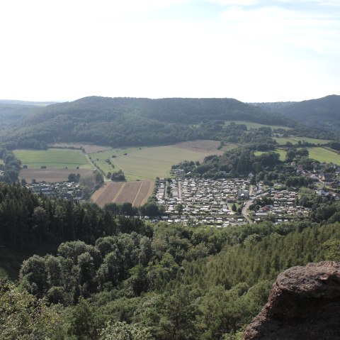 Auf dem Effelsdach mit Blick auf die Burg, © Rureifel Tourismus e.V. Auf dem Effelsdach mit Blick auf die Burg, © Rureifel Tourismus e.V.