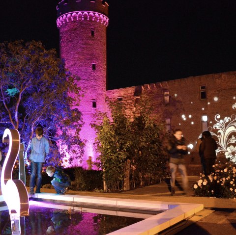 Leuchtende Inszenierung an der Landesburg, © Seepark Zülpich Leuchtende Inszenierung an der Landesburg, © Seepark Zülpich