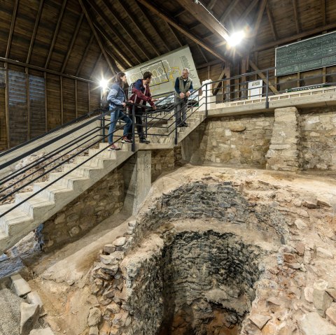 Visitors can view a Roman lime kiln with stone structures and information boards. The site is part of the UNESCO World Heritage Site., © Eifel Tourismus GmbH AR-shapefruit AG Visitors can view a Roman lime kiln with stone structures and information boards. The site is part of the UNESCO World Heritage Site., © Eifel Tourismus GmbH AR-shapefruit AG