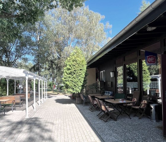 Outdoor terrace at the Feriendorf Pulvermaar guest house, © Feriendorf Pulvermaar Outdoor terrace at the Feriendorf Pulvermaar guest house, © Feriendorf Pulvermaar