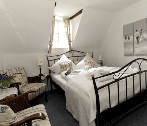 Doppelzimmer-, © Nordeifel Tourismus GmbH & Burghaus und Villa Kronenburg Doppelzimmer-, © Nordeifel Tourismus GmbH & Burghaus und Villa Kronenburg