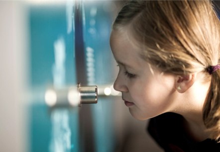 Kind an der Duftwand, © LVR-ZMBD. Schmitz Kind an der Duftwand, © LVR-ZMBD. Schmitz