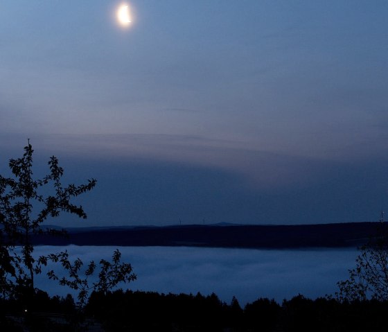 Mond und Nebel über dem See, © A. Baumbach Mond und Nebel über dem See, © A. Baumbach