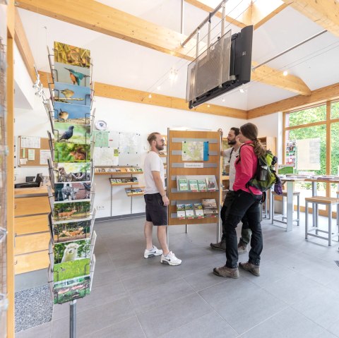 Beratung im Infopunkt Zerkall, © Eifel Tourismus GmbH, AR-shapefruitAG Beratung im Infopunkt Zerkall, © Eifel Tourismus GmbH, AR-shapefruitAG