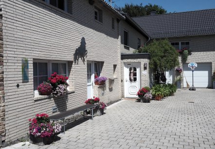 Hofeinfahrt und ebenerdiger Eingang, © Elke Greven & Nodeifel Tourismus GmbH Hofeinfahrt und ebenerdiger Eingang, © Elke Greven & Nodeifel Tourismus GmbH