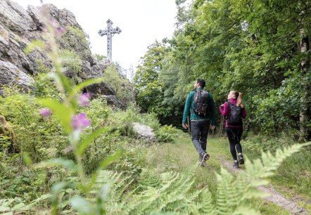 Wanderer beim Kreuz am Venn, © Eifel Tourismus GmbH, AR - shapefruit AG Wanderer beim Kreuz am Venn, © Eifel Tourismus GmbH, AR - shapefruit AG