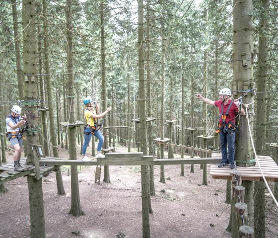 Hoch hinauf im Hochseilgarten, © Kreis Düren-Dennis Stratmann Hoch hinauf im Hochseilgarten, © Kreis Düren-Dennis Stratmann