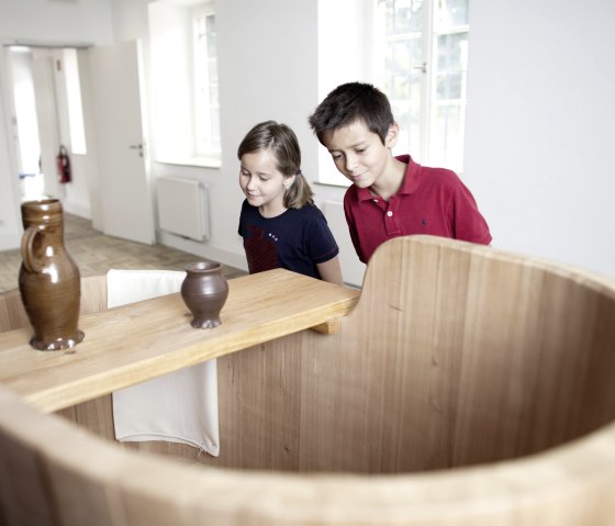 Children in a wooden bathtub, © LVR ZMB D. SChmidt Children in a wooden bathtub, © LVR ZMB D. SChmidt