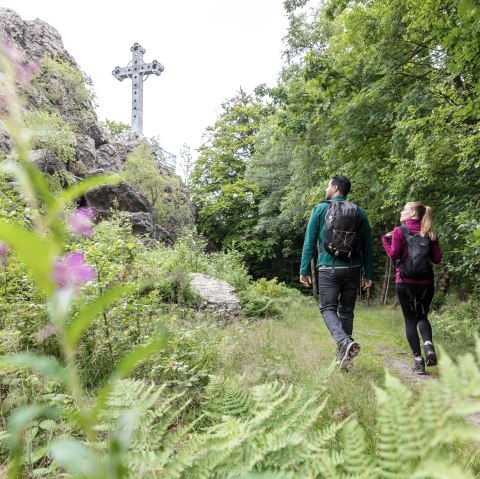 Wanderer beim Kreuz am Venn, © Eifel Tourismus GmbH, AR - shapefruit AG Wanderer beim Kreuz am Venn, © Eifel Tourismus GmbH, AR - shapefruit AG