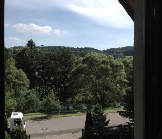 Blick aus dem Schlafzimmer: Fluss und Radwanderweg, © kph  &  Nordeifel Tourismus GmbH Blick aus dem Schlafzimmer: Fluss und Radwanderweg, © kph  &  Nordeifel Tourismus GmbH