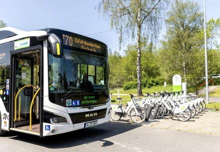 Eifelsteig-Wanderbus und Leihräder am Bahnhof, © Eifel Tourismus GmbH, Dominik Ketz Eifelsteig-Wanderbus und Leihräder am Bahnhof, © Eifel Tourismus GmbH, Dominik Ketz