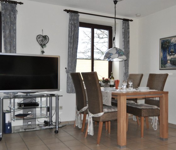 Esstisch mit TV, © Ferienwohnung Zur Buche Esstisch mit TV, © Ferienwohnung Zur Buche
