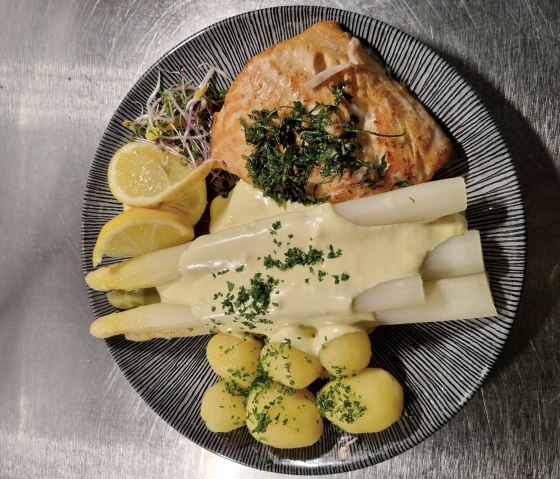 Asparagus season, © Restaurant Zur Buche im Nassenhof Asparagus season, © Restaurant Zur Buche im Nassenhof